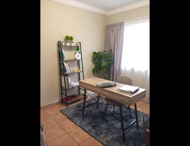 2 BEDROOM TOWNHOUSE FOR SALE IN PETERSFIELD